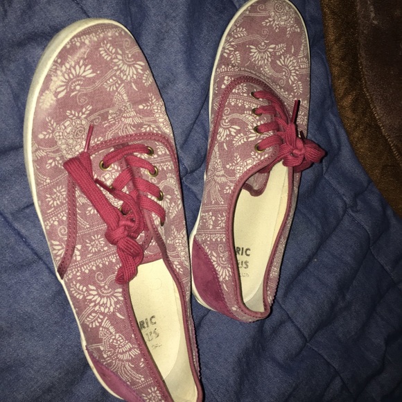 Generic Surplus paisley red and beige.  size 10M - Picture 1 of 5